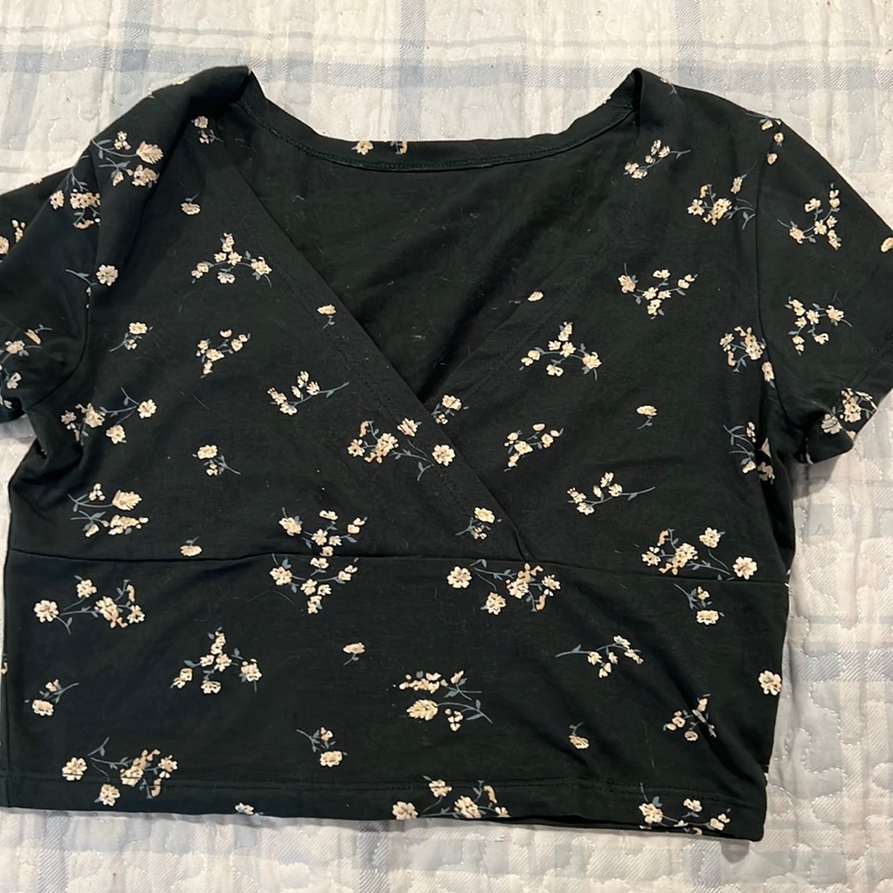GREEN CROSSOVER CROP TOP